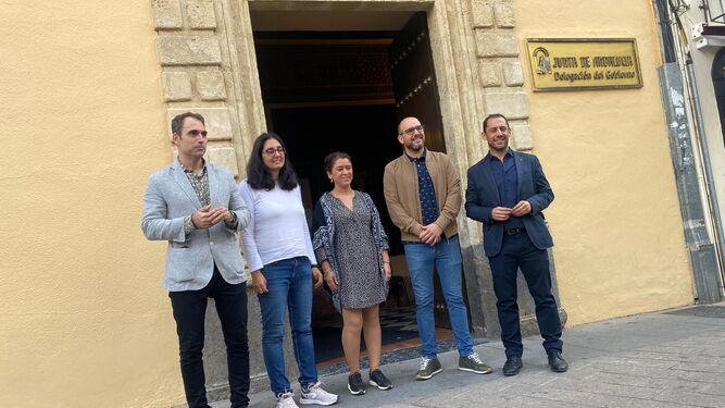 Dirigentes de IU a las puertas de la Delegación de la Junta en Córdoba.