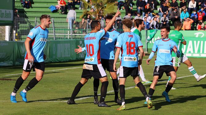 Los jugadores del Córdoba CF celebran un gol en el Príncipe Felipe.