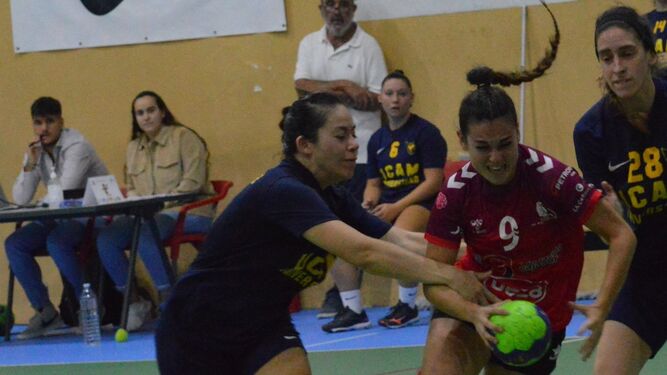 Ángela Zurera es presionada por dos rivales.
