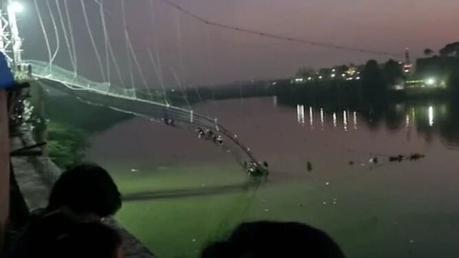 El puente, caído en mitad del río en Gujarat.