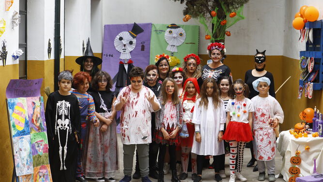 Alumnos y profesores del colegio San Lorenzo celebran el día de Halloween.
