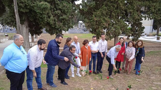 Militantes del PSOE en el homenaje a las víctimas del franquismo en el Cementerio de la Salud.