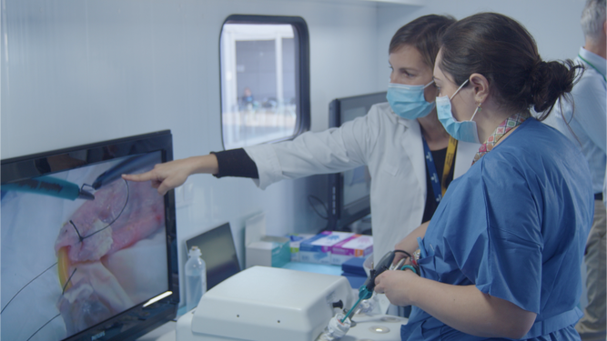 Una cirujana prueba uno de los dispositivos de realidad virtual de Iavante.