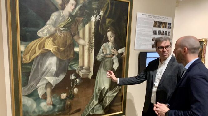El delegado de Cultura de la Junta, Eduardo Lucena, visita el museo para ver 'La Anunciación'.