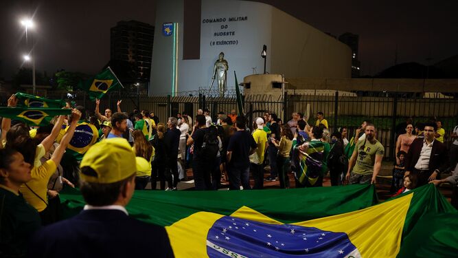 Simpatizantes de Bolsonaro piden la intervención de las Fuerzas Armadas contra Lula frente a la sede del Ejército en Sao Paulo.