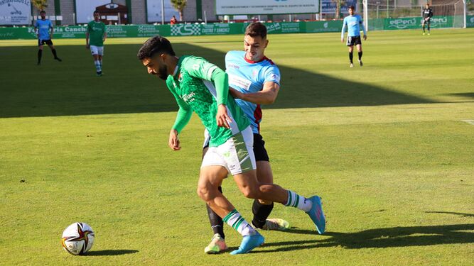 Adrián Fuentes pelea por el balón en la visita del Córdoba CF al Cacereño el curso pasado.