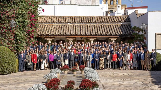 Foto de familia de los homenajeados por Cajasur en el Palacio de Viana.