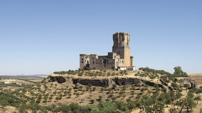 ¿En qué pueblo cordobés está el castillo con la torre más alta de España?