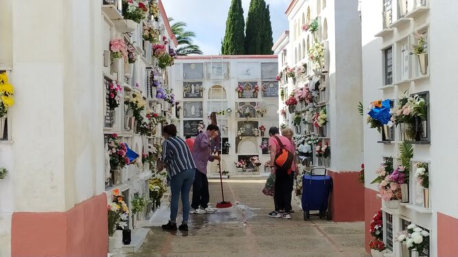 Varias personas limpian los nichos de sus familiares en el cementerio municipal de la ciudad de San Fernando.