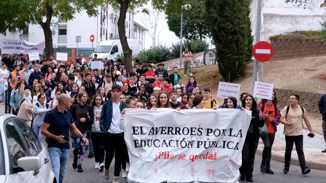Alumnos del instituto Averroes portan la pancarta a la cabeza de la manifestación.
