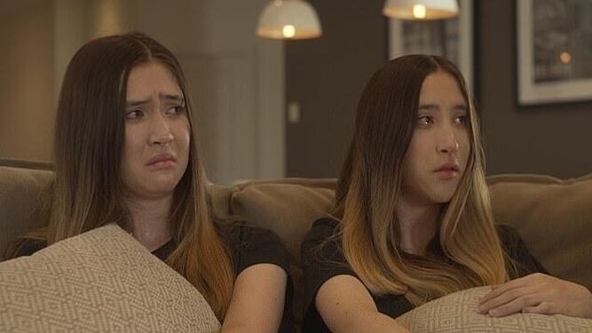 Las gemelas Lisa y Erica Hoy (la fallecida en el accidente de este día 1) en un telefilme australiano