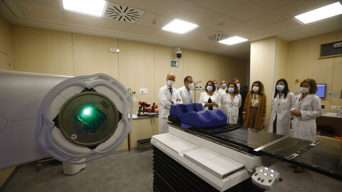 La consejera de Salud visita una de la salas de tratamiento del servicio de Oncología Radioterápica.