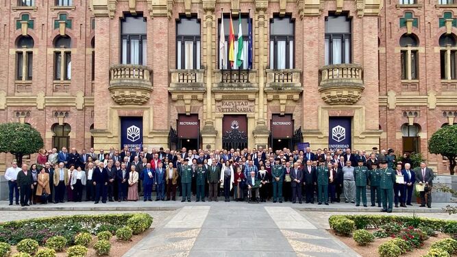 Todos los asistentes al homenaje a los veteranos de la Guardia Civil de Córdoba en el Rectorado.