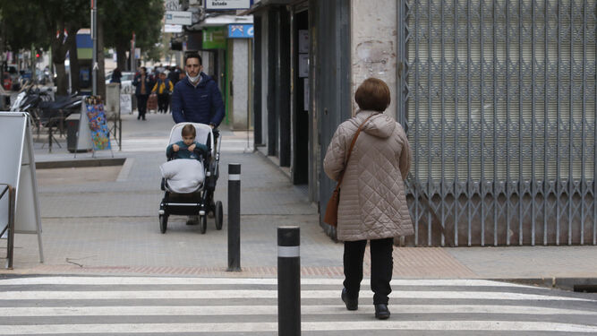 Una persona cruza en paso de peatones en Córdoba.