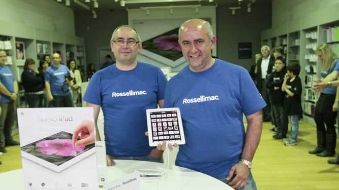 Alejandro y Juan Carlos López Ruiz, fundadores de Rossellimac en la inauguración de la nueva tienda en el Centro Comercial Serrallo Plaza.