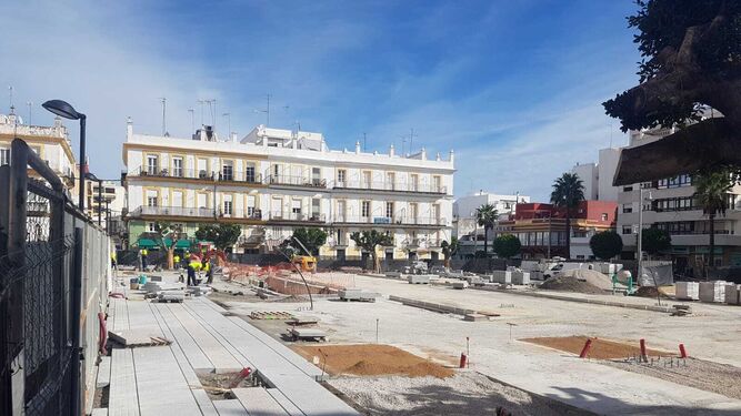 Colocación de solería de granito gris en la Plaza del Rey.