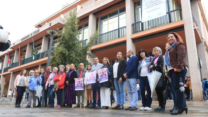 Dirigentes institucionales en el despliegue de la lona del 25N en el Ayuntamiento de Córdoba.