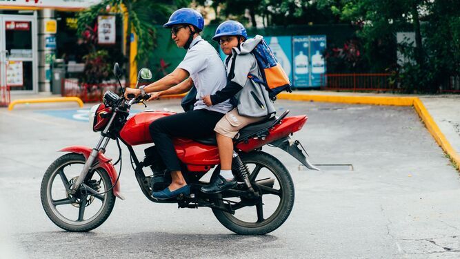 Baúles con respaldo y conducción tranquila:  cómo deben ir los niños en una moto