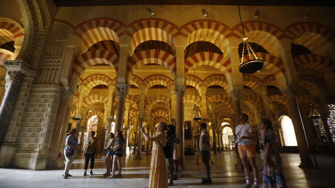 Turistas en el interior de la Mezquita-Catedral de Córdoba.