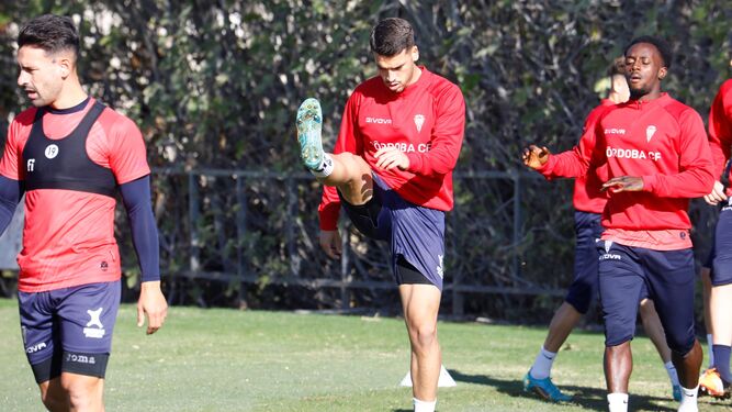 José Alonso estira en el entrenamiento del Córdoba CF de este viernes.