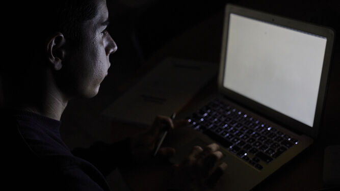 Un estudiante utiliza un ordenador.