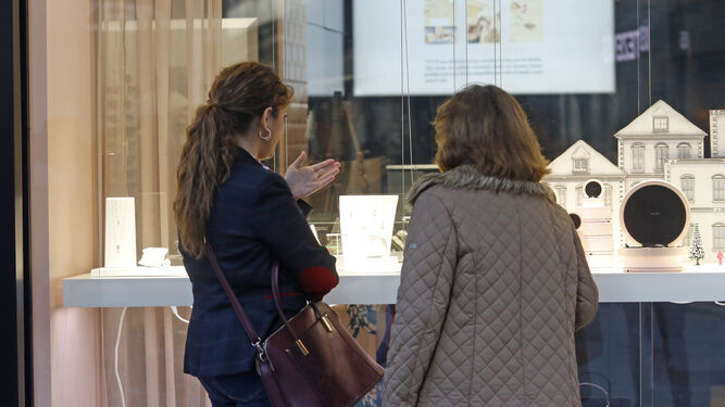 Dos mujeres miran un escaparate del centro de Córdoba.