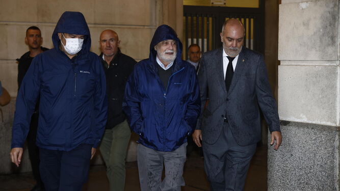 El ex presidente de la Junta José Antonio Griñán llega a la Audiencia de Sevilla para notificarse la condena de inhabilitación.