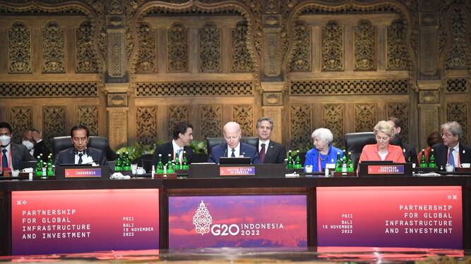El presidente indonesio, Joko Widodo; el mandatario estadounidense, Joe Biden; y la presienta de la Comisión Europea, Ursula von der Leyen, en un momento de la cumbre en Bali.