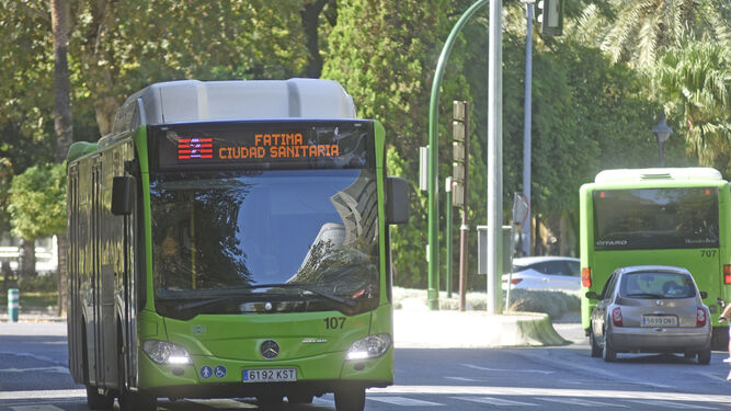 Un autobús de la línea 2 de Aucorsa circula por el centro de la ciudad.