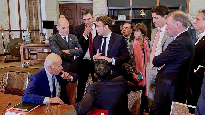 Los líderes de EEUU, Joe Biden; Alemania, Olaf Scholz; España, Pedro Sánchez; Francia, Emmanuel Macron; Canadá, Justin Trudeau; y el Reino Unido, Rishi Sunak (de espaldas), en un momento de la cumbre.