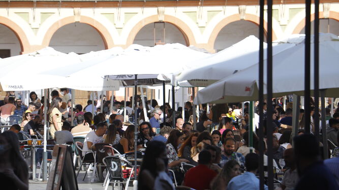 Las terrazas de la plaza de la Corredera, llenas de gente.