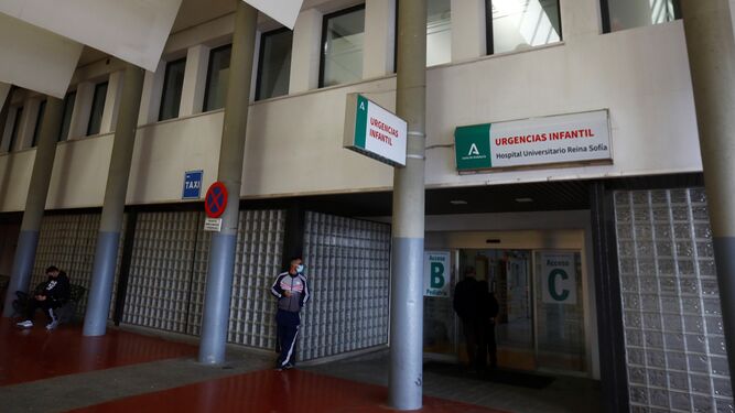 Entrada a las Urgencias pediátricas del Hospital Reina Sofía.