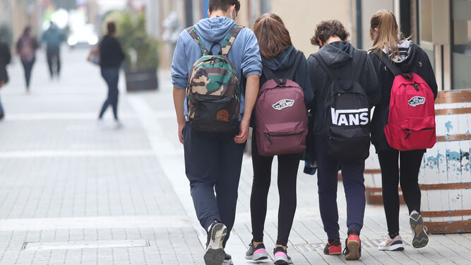 Estudiantes caminan por la calle.