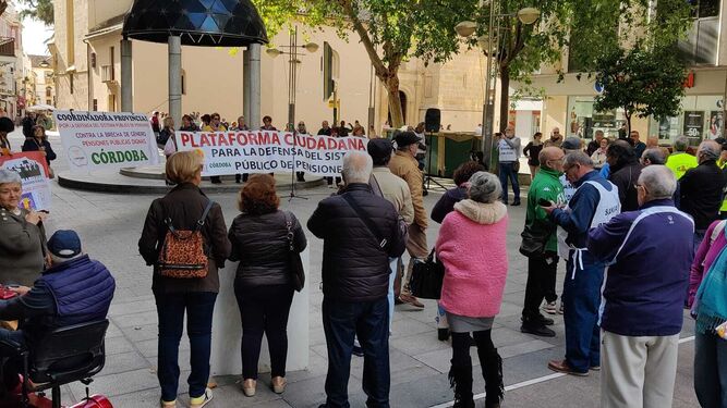 Los pensionistas de Córdoba se concentran en el bulevar del Gran Capitán.