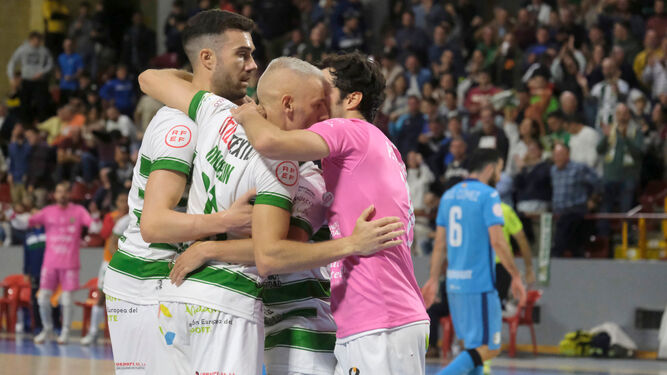 Miguelín celebra su gol junto a Saura y Pablo del Moral.