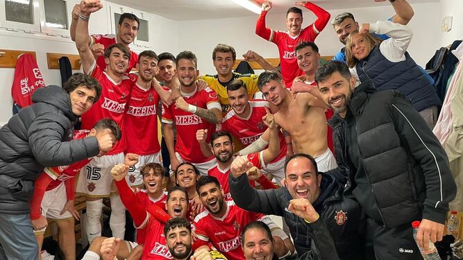Los jugadores del Atlético Espeleño celebran su primer triunfo.