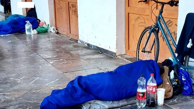 Personas sin hogar duermen en la plaza de la Corredera de Córdoba.