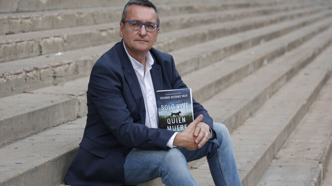Salvador Gutiérrez Solís posa con su nueva novela.