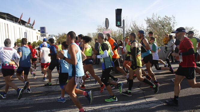 Los corredores atraviesan la calle en La Ribera durante la carrera de 2019.
