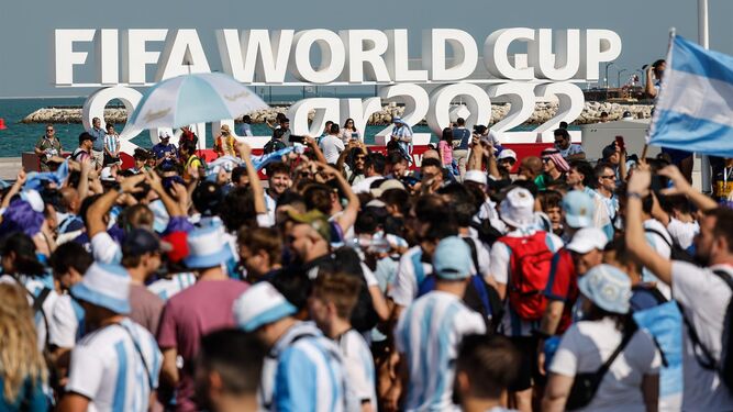 Una imagen de los aficionados argentinos junto a un cartel del Mundial.