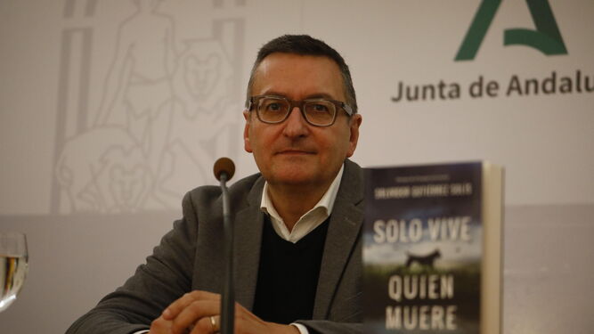 Salvador Gutiérrez Solís, en la presentación de su última novela, 'Solo vive quien muere'.