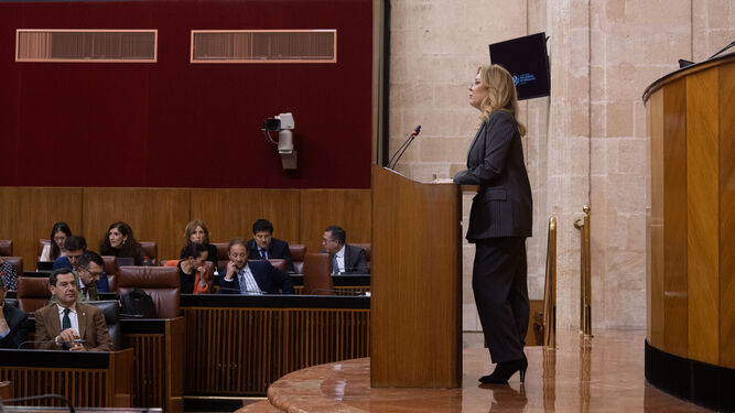 La consejera de Hacienda, Carolina España, en su defensa de los Presupuestos en la tribuna del Parlamento andaluz.