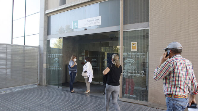 Entrada al centro de salud Carlos Castilla del Pino.