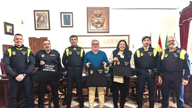 Presentación de los nuevos chalecos de seguridad de la Policía Local de Montoro.
