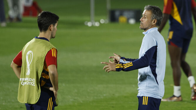 Luis Enrique le da instrucciones a Hugo Guillamón durante el entrenamiento del martes.