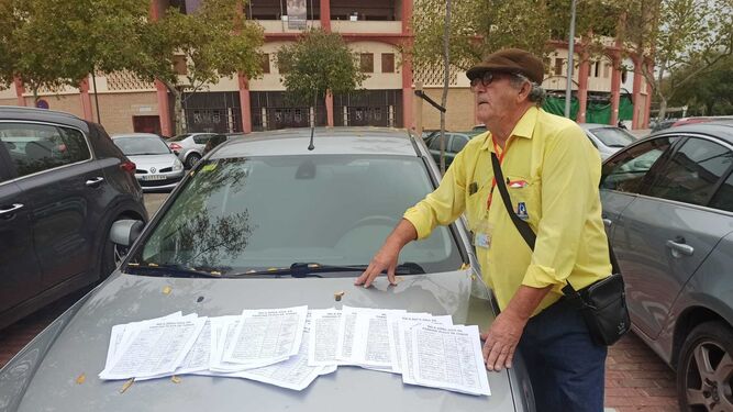 El aparcacoches, Miguel Navarro, muestra las firmas que piden el fin de la zona azul en el parking de Ciudad Jardín.