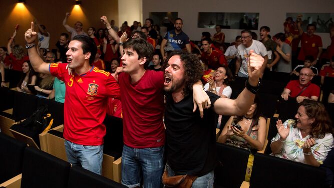 Aficionados a la selección española celebran un gol.