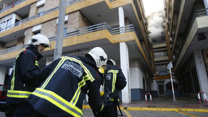 Los bomberos de Córdoba sofocan un incendio en una vivienda de la capital.