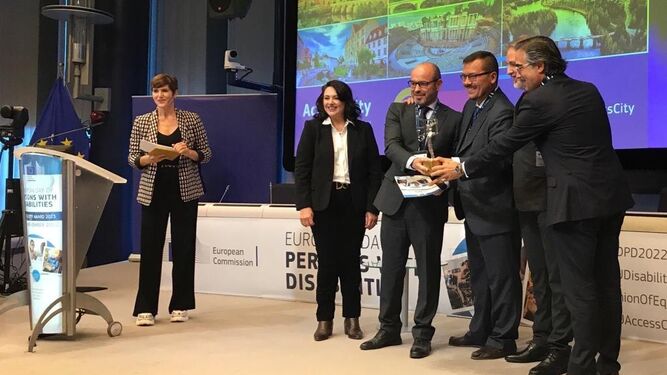 El delegado de Inclusión y Accesibilidad recibe el premio en Bruselas.