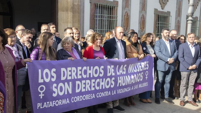 Los diputados provinciales muestran una pancarta contra la violencia de género a las puertas de la Diputación.